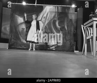 Dora Paulsen tritt vor dem Fernseher im Singermuseum in Laren auf Datum: 23. januar 1959 Ort: Laren, Noord-Holland Schlüsselwörter: Performances persönlicher Name: Paulsen, Dora Institutionname: Singer Museum Stockfoto