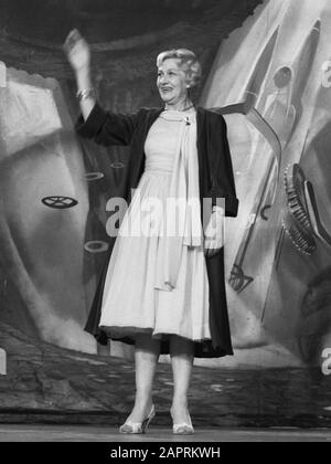 Dora Paulsen tritt vor dem Fernseher im Singermuseum in Laren auf Datum: 23. januar 1959 Ort: Laren, Noord-Holland Schlüsselwörter: Performances persönlicher Name: Paulsen, Dora Institutionname: Singer Museum Stockfoto