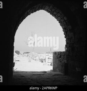 Israel 1964-1965: Caesarea, Archäologische Ansicht aus dem Schatten eines Tores Anmerkung: Caesarea ist ein Dorf und ein archäologischer Park in Israel, der im Bezirk Haifa liegt. Sie liegt etwa zwischen Tel Aviv und Haifa im Mittelmeer. Im Hinblick auf die Antike wird sie auch Caesarea Maritima genannt. Bei Caesarea wurden seit Jahrzehnten Ausgrabungen durchgeführt, und es gibt viel zu sehen. Es ist eine Touristenattraktion Datum: 1964 Ort: Caesarea, Israel Schlüsselwörter: Gebäude, Tore, Schatten Stockfoto