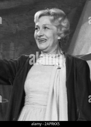 Dora Paulsen tritt vor dem Fernseher im Singermuseum in Laren auf Datum: 23. januar 1959 Ort: Laren, Noord-Holland Schlüsselwörter: Performances persönlicher Name: Paulsen, Dora Institutionname: Singer Museum Stockfoto