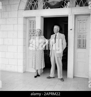 Israel 1948-1949: Jerusalem Dr. J.A. Nederbragt, der niederländische Generalkonsul in Israel, zusammen mit (vermutlich) seiner Frau A.J.A. The Wild Date: 1948 Ort: Israel, Jerusalem Schlüsselwörter: Türen, Diplomaten, Männer, Frauen persönlicher Name: Nederbragt, Johan Alexander, Wilde, Anna Jacoba Aline de Stockfoto