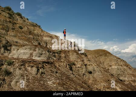 Theo Teeny Boys stehen auf dem Rock am Horsethief Canyon in Drumheller, Alberta Stockfoto