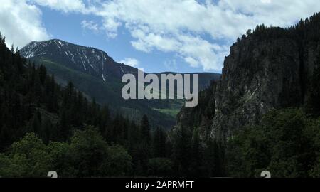 Fahren Sie entlang des Crystal River in Colorado Stockfoto