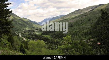 Fahren Sie entlang des Crystal River in Colorado Stockfoto