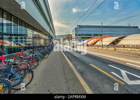 Bern, Schweiz - 26. Juli 2019: Viele Fahrräder parkten auf der Straße in der Nähe des Hauptbahnhofs und der Post in der Schweizer Hauptstadt. Stockfoto