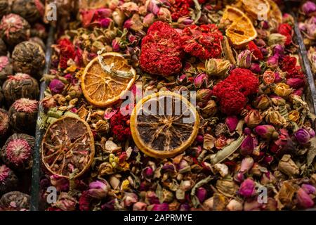 Markt mit verschiedenen Arten von Tee, Kräutern, Pflanzen und getrocknete Blumen Stockfoto