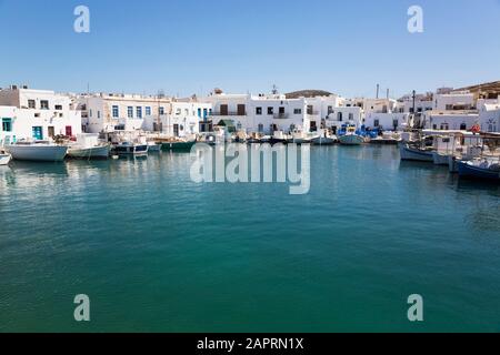 Fischerboote, Alter Hafen von Naoussa; Naoussa, Insel Paros, Kykladen, Griechenland Stockfoto