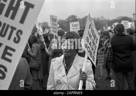 Stoppen Sie die Kürzungen, Kämpfen Sie für das Recht auf Arbeit, Verteidigen Sie den NHS-Kampf für Jeden Job, jede Rallye und märz London 1976 Hyde Park London 1970er UK HOMER SYKES Stockfoto