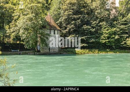 Der Blutturm - Blutturm - Teil der historischen Berner Stadtmauer, die er am nördlichen Ende der Aare begrenzt hat. Bern Schweiz... Stockfoto