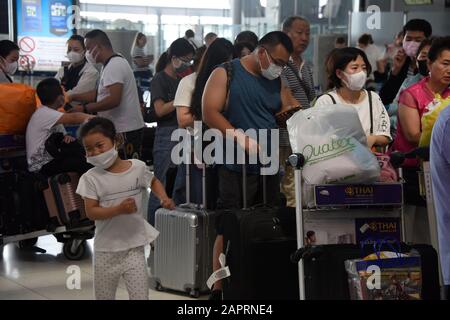 Bangkok, Thailand. Januar 2020. 2019-nCoV 2019 nCoV Coronavirus Corona Virus Outbreak in Südostasien. Personal und Passagiere tragen Masken, um vor Coronavirus, dem Flughafen Suvarnabhumi, Bangkok, Thailand zu schützen. Personal und Passagiere verstärken die Biosicherheitsmaßnahmen, indem sie Gesichtsmasken tragen, nachdem das Coronavirus bestätigte 26 Menschen getötet hat, und die Zahl der Fälle 1000 erreicht. Es kommt am Vorabend des chinesischen Neujahrs, als Millionen Menschen in ganz Südostasien traditionell nach Hause zurückkehren und so das Risiko einer Ausbreitung erhöhen. Kredit: Stephen Barnes/Alamy Live News Stockfoto