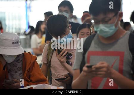 Bangkok, Thailand. Januar 2020. 2019-nCoV 2019 nCoV Coronavirus Corona Virus Outbreak in Südostasien. Personal und Passagiere tragen Masken, um vor Coronavirus, dem Flughafen Suvarnabhumi, Bangkok, Thailand zu schützen. Personal und Passagiere verstärken die Biosicherheitsmaßnahmen, indem sie Gesichtsmasken tragen, nachdem das Coronavirus bestätigte 26 Menschen getötet hat, und die Zahl der Fälle 1000 erreicht. Es kommt am Vorabend des chinesischen Neujahrs, als Millionen Menschen in ganz Südostasien traditionell nach Hause zurückkehren und so das Risiko einer Ausbreitung erhöhen. Kredit: Stephen Barnes/Alamy Live News Stockfoto