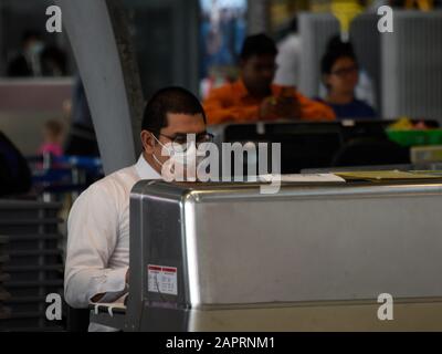 Bangkok, Thailand. Januar 2020. 2019-nCoV 2019 nCoV Coronavirus Corona Virus Outbreak in Südostasien. Personal und Passagiere tragen Masken, um vor Coronavirus, dem Flughafen Suvarnabhumi, Bangkok, Thailand zu schützen. Personal und Passagiere verstärken die Biosicherheitsmaßnahmen, indem sie Gesichtsmasken tragen, nachdem das Coronavirus bestätigte 26 Menschen getötet hat, und die Zahl der Fälle 1000 erreicht. Es kommt am Vorabend des chinesischen Neujahrs, als Millionen Menschen in ganz Südostasien traditionell nach Hause zurückkehren und so das Risiko einer Ausbreitung erhöhen. Kredit: Stephen Barnes/Alamy Live News Stockfoto