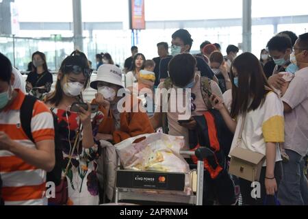 Bangkok, Thailand. Januar 2020. 2019-nCoV 2019 nCoV Coronavirus Corona Virus Outbreak in Südostasien. Personal und Passagiere tragen Masken, um vor Coronavirus, dem Flughafen Suvarnabhumi, Bangkok, Thailand zu schützen. Personal und Passagiere verstärken die Biosicherheitsmaßnahmen, indem sie Gesichtsmasken tragen, nachdem das Coronavirus bestätigte 26 Menschen getötet hat, und die Zahl der Fälle 1000 erreicht. Es kommt am Vorabend des chinesischen Neujahrs, als Millionen Menschen in ganz Südostasien traditionell nach Hause zurückkehren und so das Risiko einer Ausbreitung erhöhen. Kredit: Stephen Barnes/Alamy Live News Stockfoto