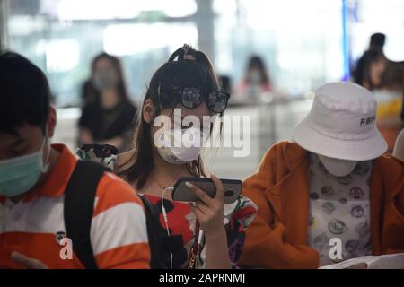 Bangkok, Thailand. Januar 2020. 2019-nCoV 2019 nCoV Coronavirus Corona Virus Outbreak in Südostasien. Personal und Passagiere tragen Masken, um vor Coronavirus, dem Flughafen Suvarnabhumi, Bangkok, Thailand zu schützen. Personal und Passagiere verstärken die Biosicherheitsmaßnahmen, indem sie Gesichtsmasken tragen, nachdem das Coronavirus bestätigte 26 Menschen getötet hat, und die Zahl der Fälle 1000 erreicht. Es kommt am Vorabend des chinesischen Neujahrs, als Millionen Menschen in ganz Südostasien traditionell nach Hause zurückkehren und so das Risiko einer Ausbreitung erhöhen. Kredit: Stephen Barnes/Alamy Live News Stockfoto