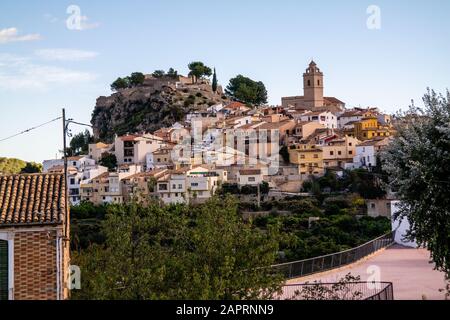 Schöne Aussicht auf Gebäude auf dem Berg in Polop, Spanien Stockfoto