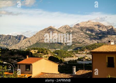 Schöne Aussicht auf felsige Berge mit Häusern im Vordergrund in Polop, Spanien Stockfoto