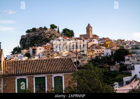 Schöne Aussicht auf Gebäude auf dem Berg in Polop, Spanien Stockfoto