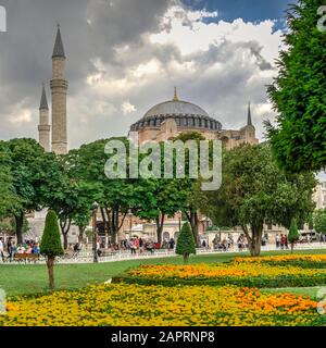 Istamul, Türkei - 07.12.2019. Der Wasserbrunnen des Sultans Ahmad Maydan mit dem Hagia Sophia Museum im Hintergrund an einem trüben Sommertag, Istanbul, Tur Stockfoto