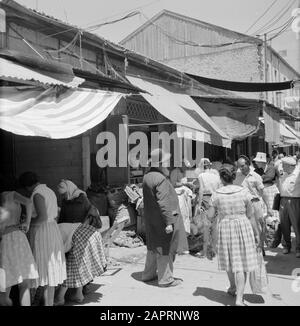 Israel 1964-1965: Jerusalem (Jerusalem), Straßenbilder belebte Marktstraße in der Stadt Datum: 1964 Ort: Israel, Jerusalem Schlüsselwörter: Besucher, Lebensmittel, Straßenplastiken, Einkaufen Stockfoto