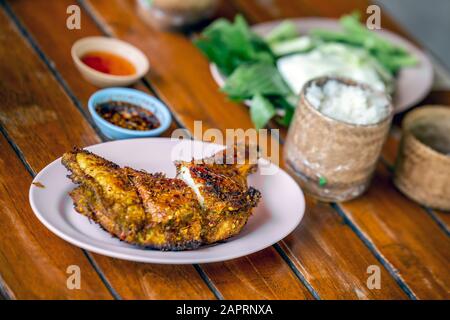 Thailändischer Reis serviert mit Fischsoße, Gemüse und gebratenem Huhn. Stockfoto