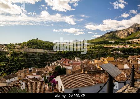 Schöne Aufnahme der Gebäude und die Natur von Polop Stadt In Spanien mit Bergen im Hintergrund Stockfoto