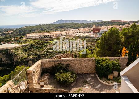 Vogelperspektive auf schöne Gebäude und die Natur von Polop Stadt in Spanien Stockfoto