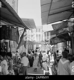 Israel 1964-1965: Jerusalem (Jerusalem), Straßenbilder belebte Marktstraße in der Stadt Datum: 1964 Ort: Israel, Jerusalem Schlüsselwörter: Besucher, Lebensmittel, Straßenplastiken, Einkaufen Stockfoto