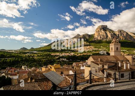 Faszinierender Blick auf Polop Stadt, Spanien mit felsigen Bergen im Hintergrund an einem sonnigen Tag Stockfoto