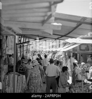 Israel 1964-1965: Jerusalem (Jerusalem), Straßenbilder belebte Marktstraße in der Stadt Datum: 1964 Ort: Israel, Jerusalem Schlüsselwörter: Besucher, Lebensmittel, Straßenplastiken, Einkaufen Stockfoto