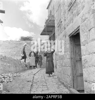 Israel 1948-1949: Peki'in Drusian Dorfbewohner in einer Straße Datum: 1948 Ort: Galiläa, Israel, Peki'in Schlüsselwörter: Dorfbilder, Utensilien, Straßen, Frauen Stockfoto