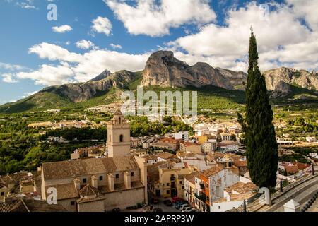 Blick aus der Vogelperspektive auf alte Gebäude und die wunderschöne Natur von Polop, Spanien Stockfoto