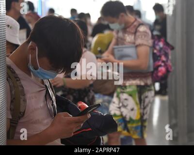 Bangkok, Thailand. Januar 2020. 2019-nCoV 2019 nCoV Coronavirus Corona Virus Outbreak in Südostasien. Personal und Passagiere tragen Masken, um vor Coronavirus, dem Flughafen Suvarnabhumi, Bangkok, Thailand zu schützen. Personal und Passagiere verstärken die Biosicherheitsmaßnahmen, indem sie Gesichtsmasken tragen, nachdem das Coronavirus bestätigte 26 Menschen getötet hat, und die Zahl der Fälle 1000 erreicht. Es kommt am Vorabend des chinesischen Neujahrs, als Millionen Menschen in ganz Südostasien traditionell nach Hause zurückkehren und so das Risiko einer Ausbreitung erhöhen. Kredit: Stephen Barnes/Alamy Live News Stockfoto