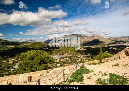 Schöne Aussicht auf Polop Stadt in Spanien mit üppiger Natur Und Berge im Hintergrund Stockfoto