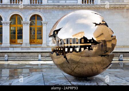 Dublin, IRLAND - 15. FEBRUAR 2014: Abstrakte Kugelmetallskulptur auf einem Innenhof des Trinity College. Stockfoto