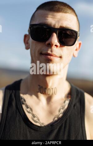 Nahaufnahme Porträt des lächelnden jungen Mannes mit Sonnenbrille Stockfoto