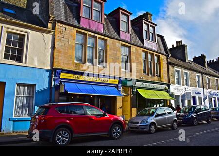 Ein allgemeiner Blick auf die alten Häuser und Geschäfte, die die Atholl Street, die Hauptstraße durch das Zentrum der Flussstadt Dunkeld, säßen. Stockfoto