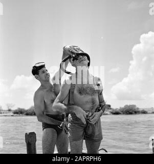 Niederländische Antillen und Suriname zum Zeitpunkt des königlichen Besuches von Königin Juliana und Prinz Bernhard im Jahr 1955 Divers Fischer und Hakkenburg auf einem Boot in der Fuikbucht Datum: Oktober 1955 Ort: Curaçao Schlüsselwörter: Taucher, Schiffe Personenname: Fischer, [.], Hakkenburg, [.] Stockfoto