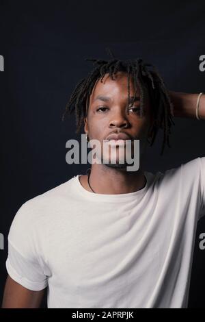 Studio Shoot Von Afrikanischen Modell Mit Dreadlock Stockfoto