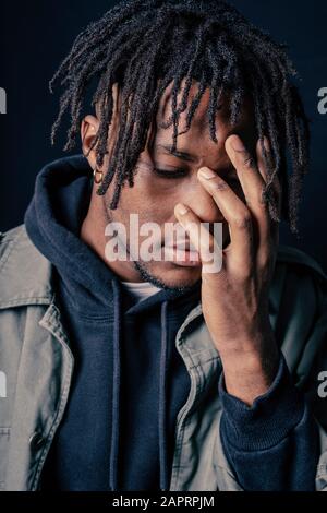 Studio Shoot Von Afrikanischen Modell Mit Dreadlock Stockfoto