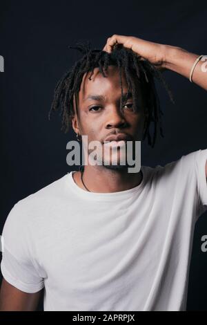 Studio Shoot Von Afrikanischen Modell Mit Dreadlock Stockfoto