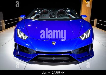 Brüssel - 9. JANUAR 2020: Lamborghini Huracan EVO Spyder Sportwagen präsentiert auf der Autosalon 2020 in Brüssel. Stockfoto