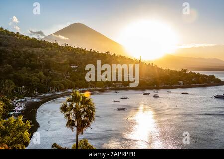 Amed Beach mit Mount Agung im Hintergrund bei Sonnenuntergang; Bali, Indonesien Stockfoto