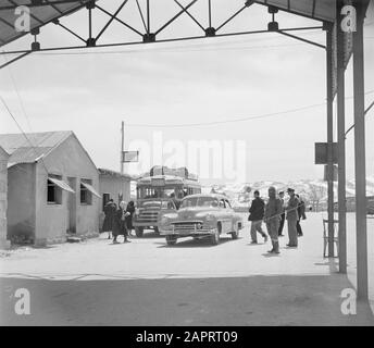 Naher Osten 1950-1955: Libanon EIN Auto und ein Bus an der Grenzpost Syrien und Libanon Grenzposten zwischen Syrien und Libanon Datum: 1950 Ort: Libanon Schlüsselwörter: Autos, Busse, Grenzposten Stockfoto