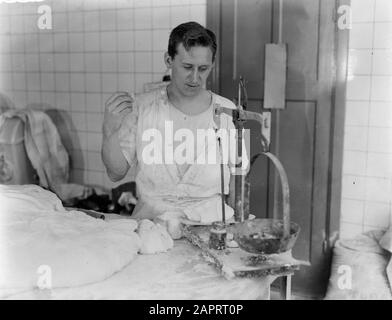 Brot, Keksfabriken, Brotbäckereien EIN Bäcker wiegt den Teig Datum: 1932 Schlagwörter: Bäcker Personenname: Vidal, di Stockfoto