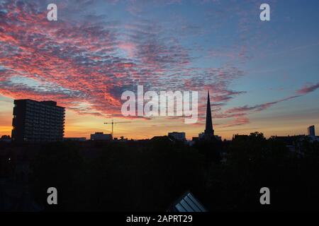 Silhouette der Stadt Southampton bei einem wunderschönen Sonnenaufgang in Großbritannien Stockfoto