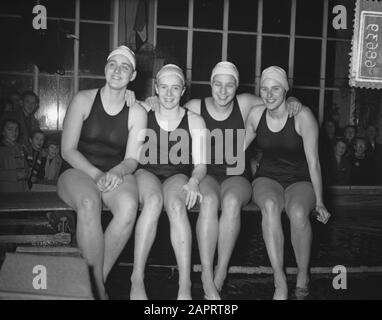 Schwimmen. Niederländischer Rekord 4 x 100 m Wechselhub mit 4,1 Sekunde verbessert in Rotterdam [Zeit: 5.02,10], Vlnr. RIKA Bruins (Brustschlag), Mary Kok (Schmetterlingsschlag), Joke de Korte (Ruschlag) und Geertje WieTema (Freistil) Datum: 27. November 1954 Ort: Rotterdam, Süd-Holland Schlagwörter: Gruppenporträts, Sport, Personenname Schwimmen: Bruins Rika, Kok Mary, Korte, Joke de, Wielema, Geertje Stockfoto