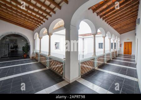 Badajoz, Spanien - Dez 19th, 2018: City Museum, dem ehemaligen aus dem 16. Jahrhundert Haus des Malers Luis Morales. Obergeschoss porticoed Terrasse Stockfoto