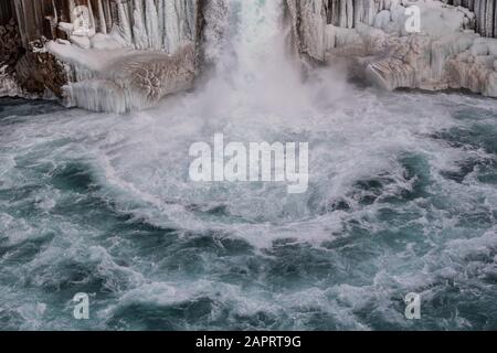 Der Aldeyjarfoss, isländische Wasserfall von Basaltsäulen abgerundet Stockfoto