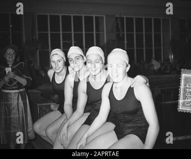 Schwimmen. Niederländischer Rekord 4 x 100 m Wechselhub mit 4,1 Sekunde verbessert in Rotterdam [Zeit: 5.02,10], Vlnr. Geertje Wielema (Freistil), Rika Bruins (Brustschlag), Joke de Korte (Rückschlag) und Mary Kok (Schmetterlingsschlag). Datum: 27.November 1954 Ort: Rotterdam, Zuid-Holland Schlüsselwörter: Gruppenporträts, Sport, Schwimmen persönlicher Name: Bruins Rika, Kok Mary, Korte, Joke de, Wiesema, Geertje Stockfoto