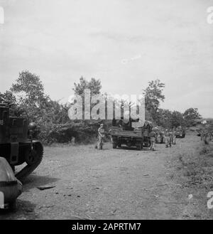 Reinigungsaktion Tangerang 4-11 RI und 4-9 RI A Säule steht noch auf einer Straße Datum: September 1947 Ort: Indonesien, Niederländische Ostindien Stockfoto